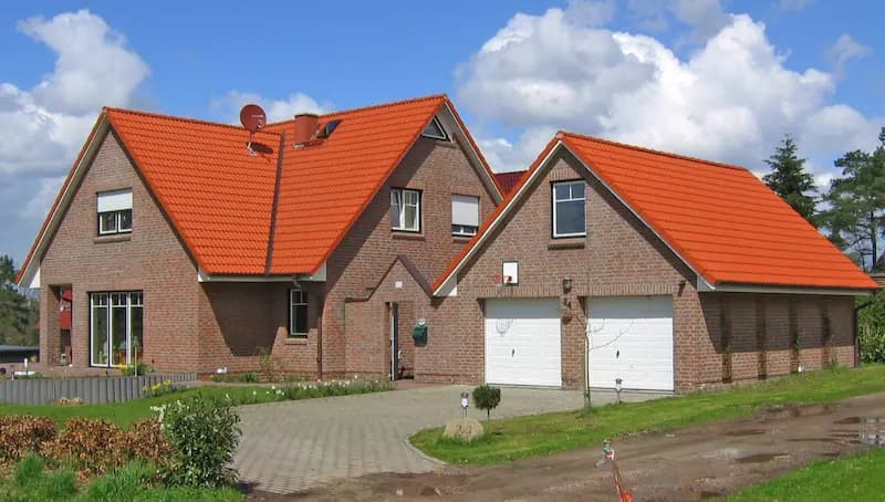 Dansk parcelhus der repræsenterer kommunalt boligliv og skattesammenligning